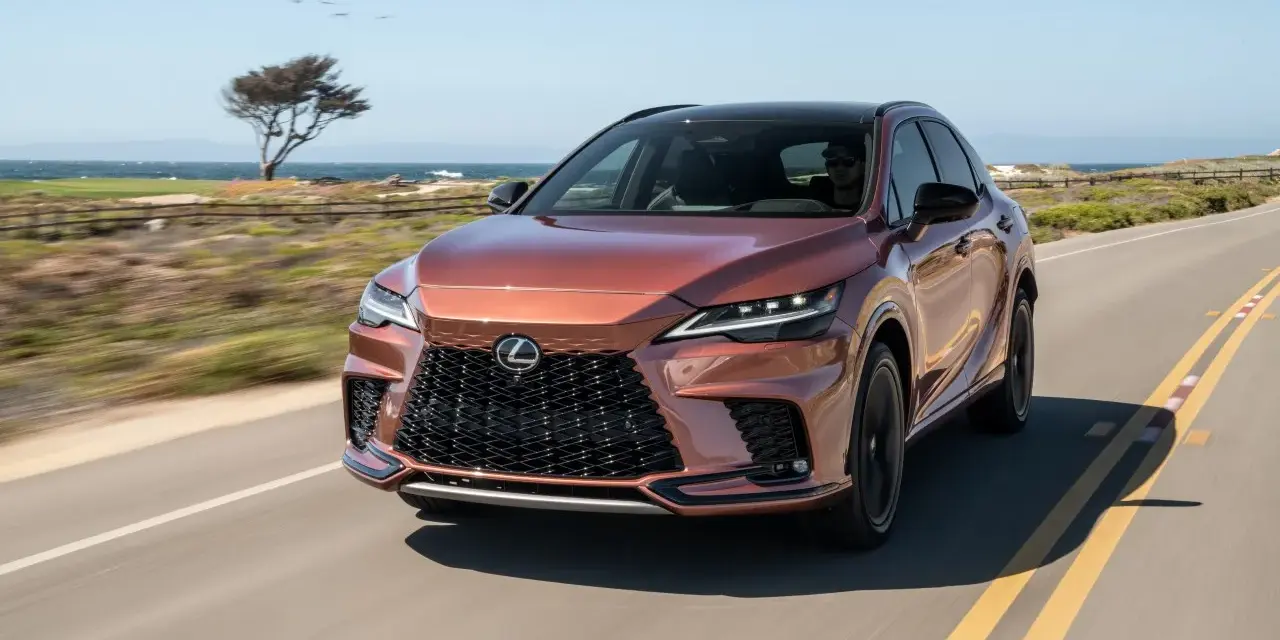 Nowy Lexus RX jedzie wzdłuż malowniczego wybrzeża.