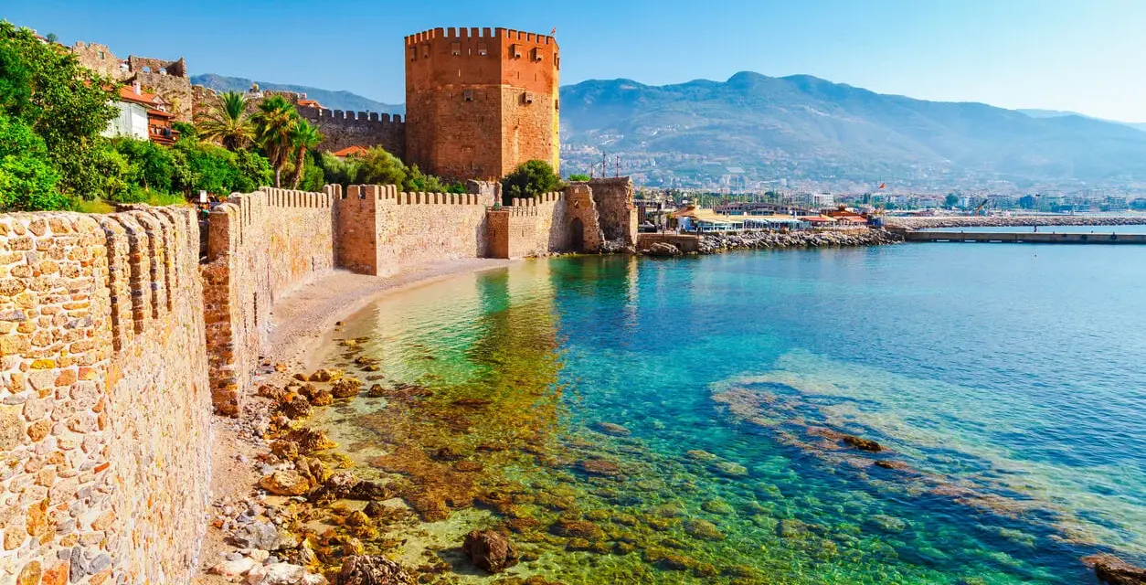 Piękna pogoda w Turcji, Alanya. Zamek obronny nad krystalicznie czystym morzem, idealne miejsce na wakacje.
