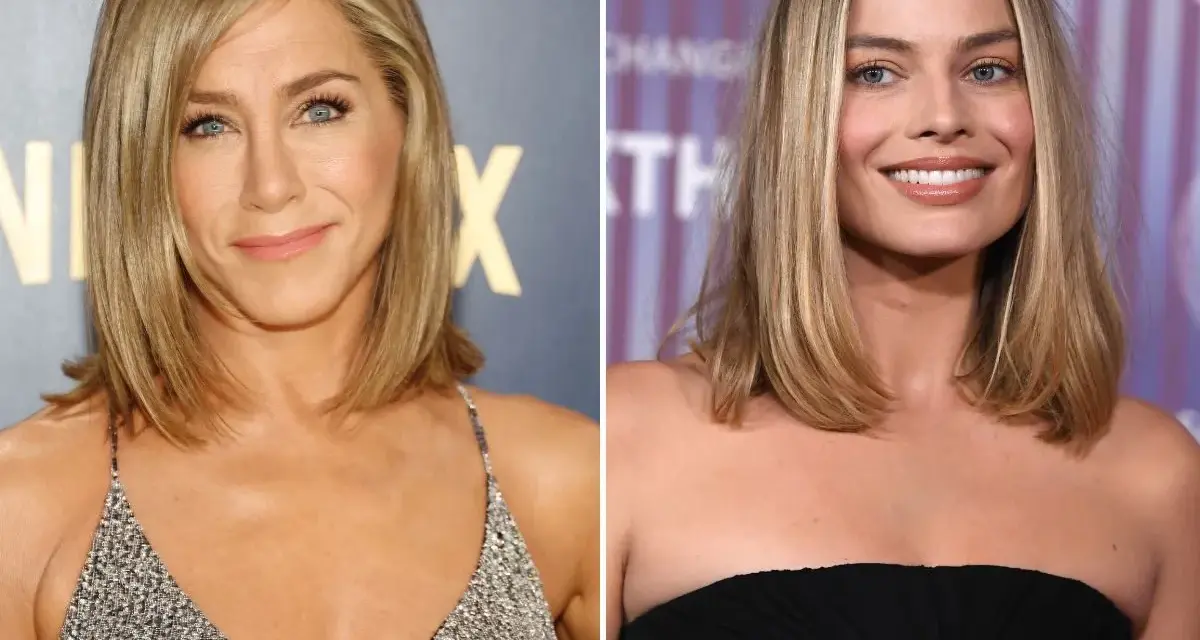 Jennifer Aniston i Margot Robbie z blond włosami do ramion, obie uśmiechnięte.