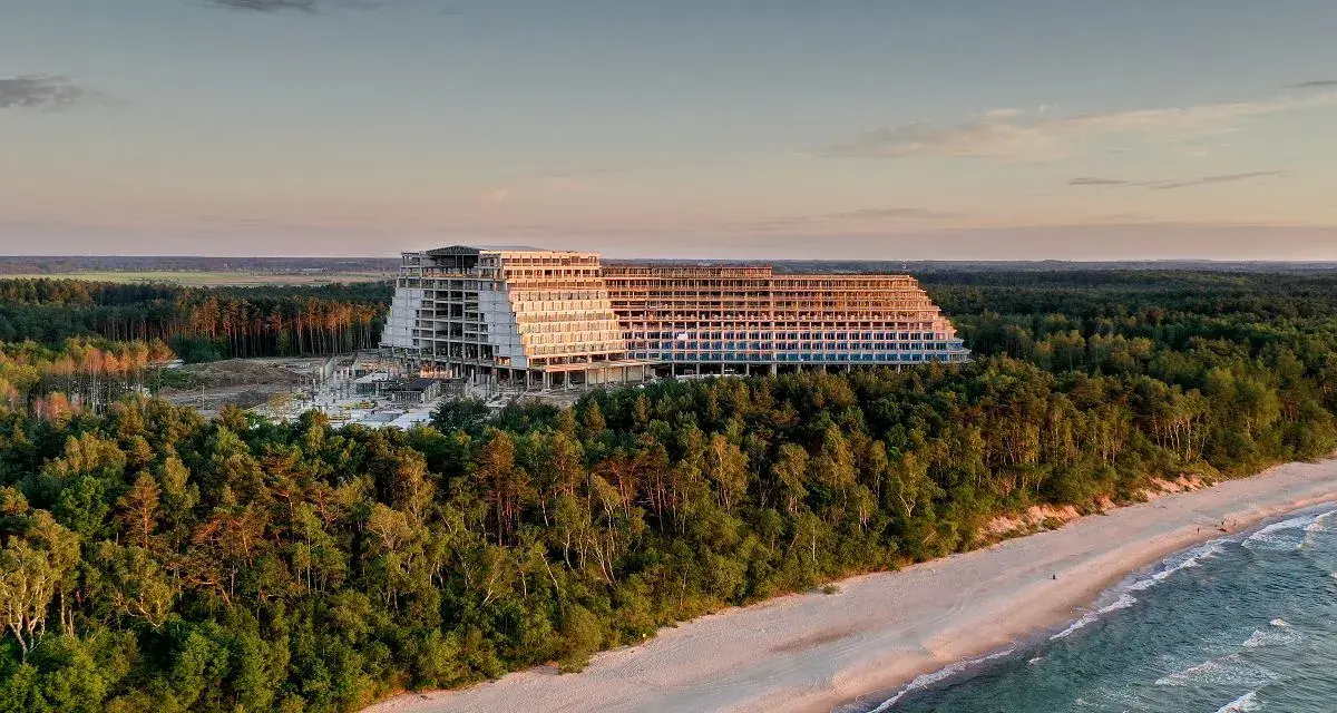 Nowy hotel Gołębiewski powstaje nad morzem, otoczony lasem. Trwa budowa obiektu, który będzie oferował widok na plażę i Bałtyk.