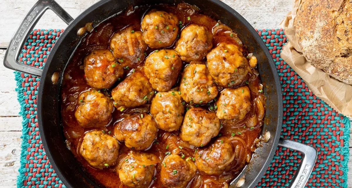 Polpette succulente in salsa, perfetti secondi natalizi sfiziosi. Accompagnate da pane rustico, un'esplosione di sapori.