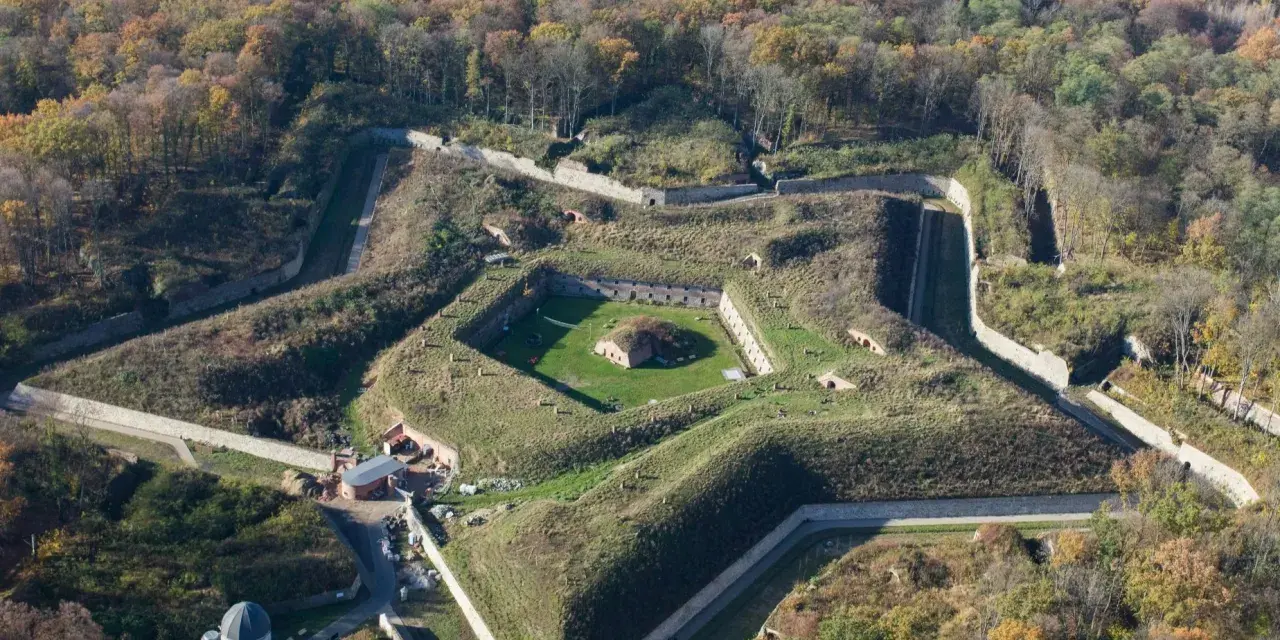 Fortyfikacje w Nysie, kształtem przypominające gwiazdę, to jedne z najciekawszych atrakcji regionu. Otoczone jesiennym lasem, zachwycają swoją architekturą.