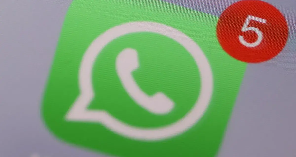 WhatsApp-Logo mit Benachrichtigungszahl 5 in einem roten Kreis.