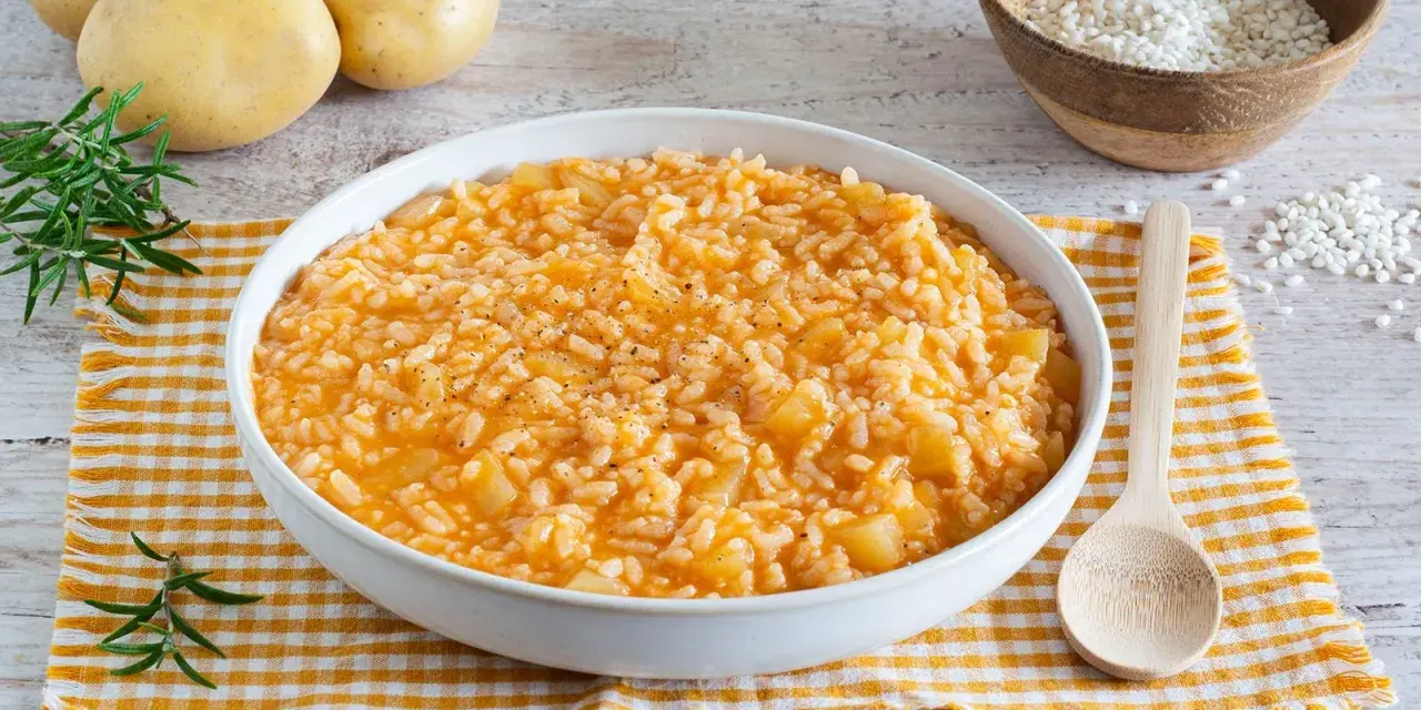 Un cremoso risotto con patate, arricchito da pepe nero e rosmarino fresco. Ingredienti semplici per un piatto confortante.