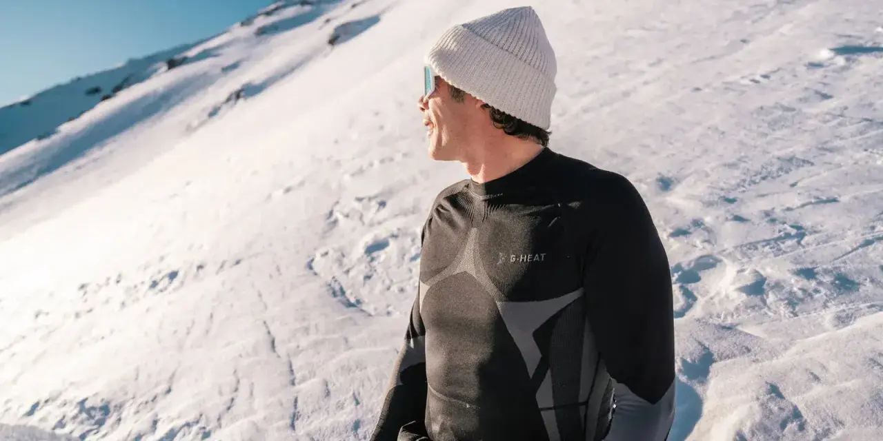 Uomo con berretto e maglia termica G-Heat, pronto per sciare. L'abbigliamento giusto è fondamentale per godersi la neve.