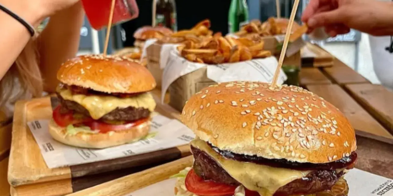 Skąd naprawdę pochodzi hamburger? Odkryj jego europejskie korzenie.