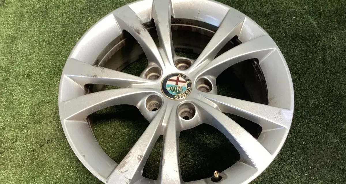 Cerchi in lega Alfa Romeo Giulietta 17 pollici, con logo centrale.