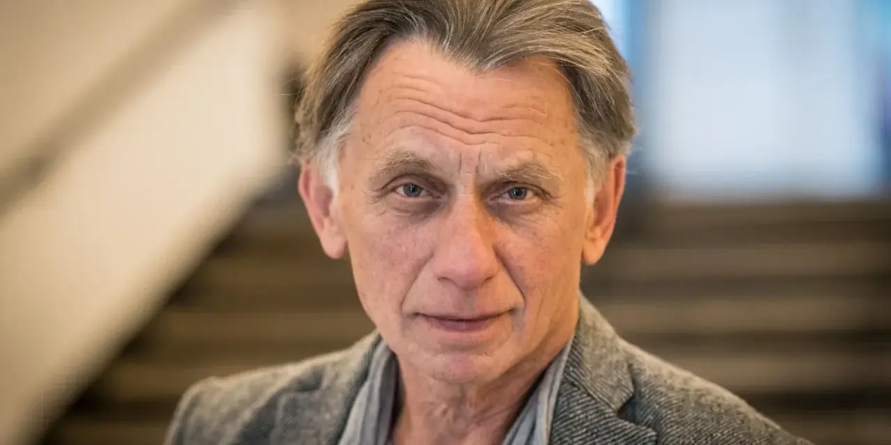 Krzysztof, który prowadził koło fortuny, zamyślony spogląda w obiektyw.
