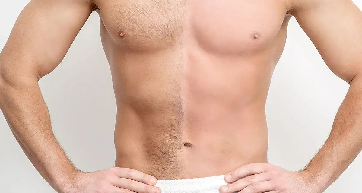 Torso de hombre con la mitad del pecho y abdomen con vello y la otra mitad completamente lisa, mostrando el resultado del afeitado corporal hombre.