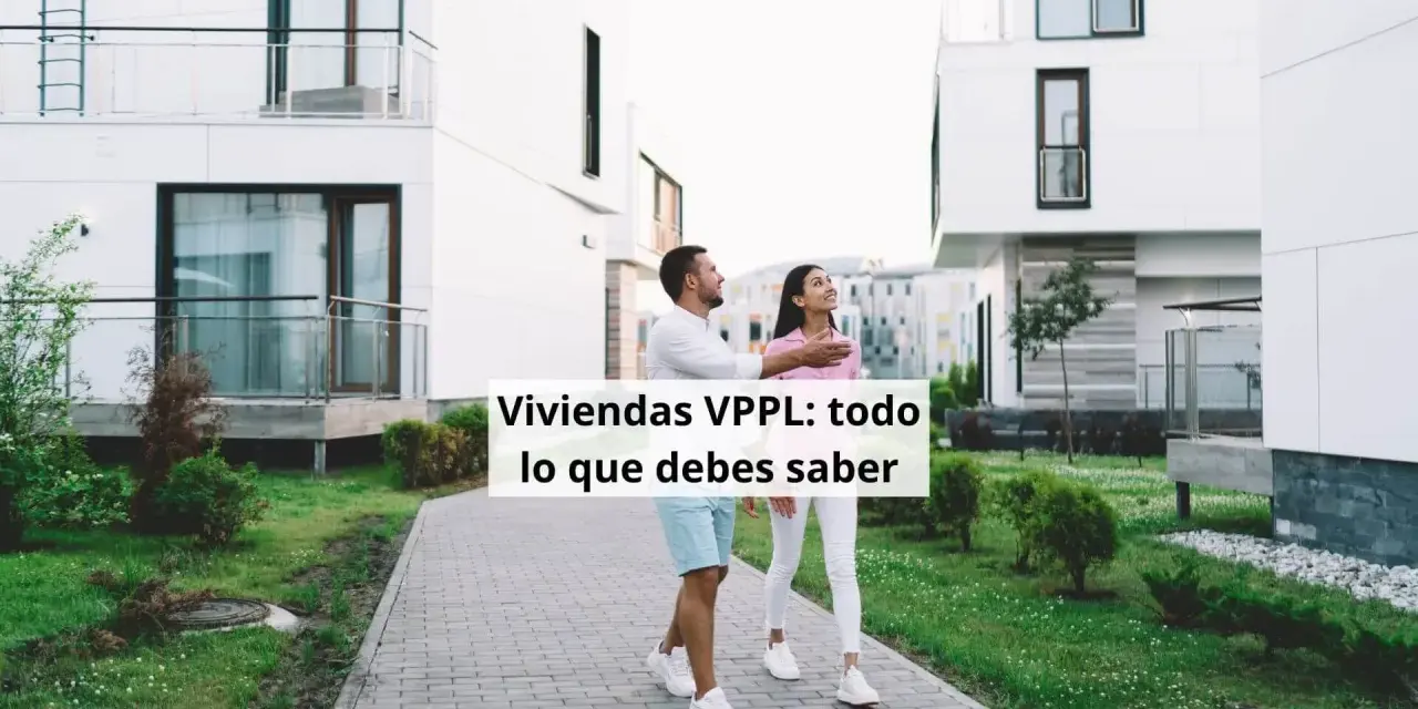 Pareja joven admira viviendas VPPL, todo lo que debes saber sobre estas casas.