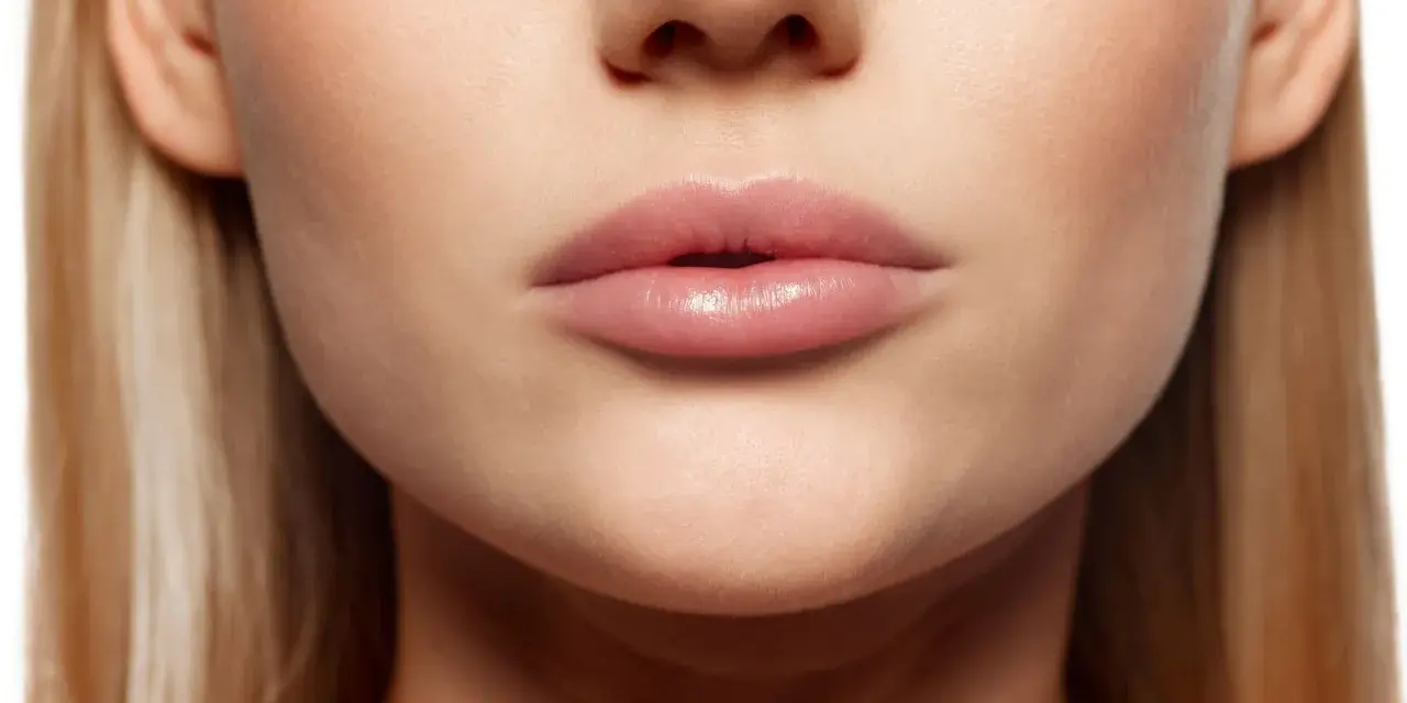 Labios rosados y suaves, perfectos para aprender como hidratar los labios y lucir una sonrisa radiante.