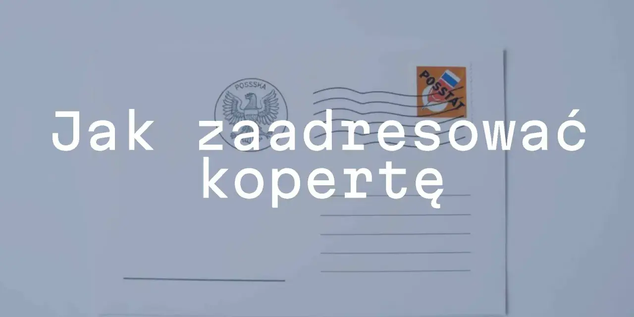 Jak zaadresować kopertę? Na zdjęciu biała koperta z polskim znaczkiem pocztowym i orłem.