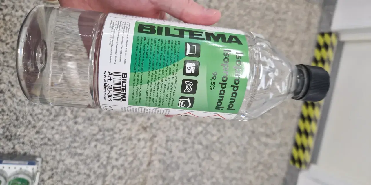 En flaska isopropanol 99,5% från Biltema, perfekt för rengöring av elektronik och mekanik.