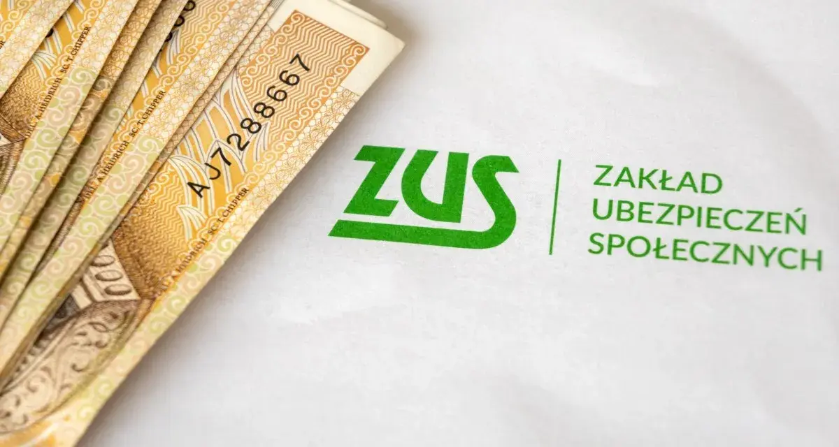 Pieniądze i logo ZUS. Symbolizuje to świadczenie rehabilitacyjne, które można uzyskać dzięki ubezpieczeniu społecznemu.