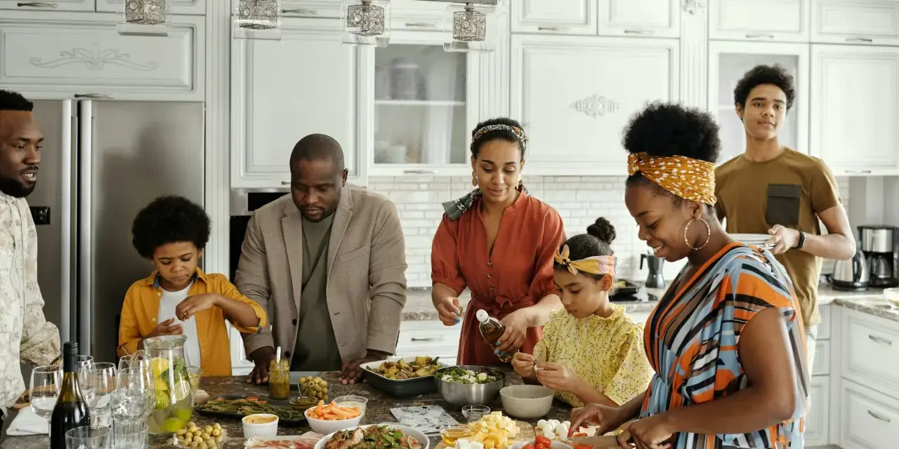 Une famille prépare un repas ensemble, partageant des moments précieux. Les ingrédients sont disposés sur le comptoir, comme un trésor **réduit aux acquets** de leur amour.