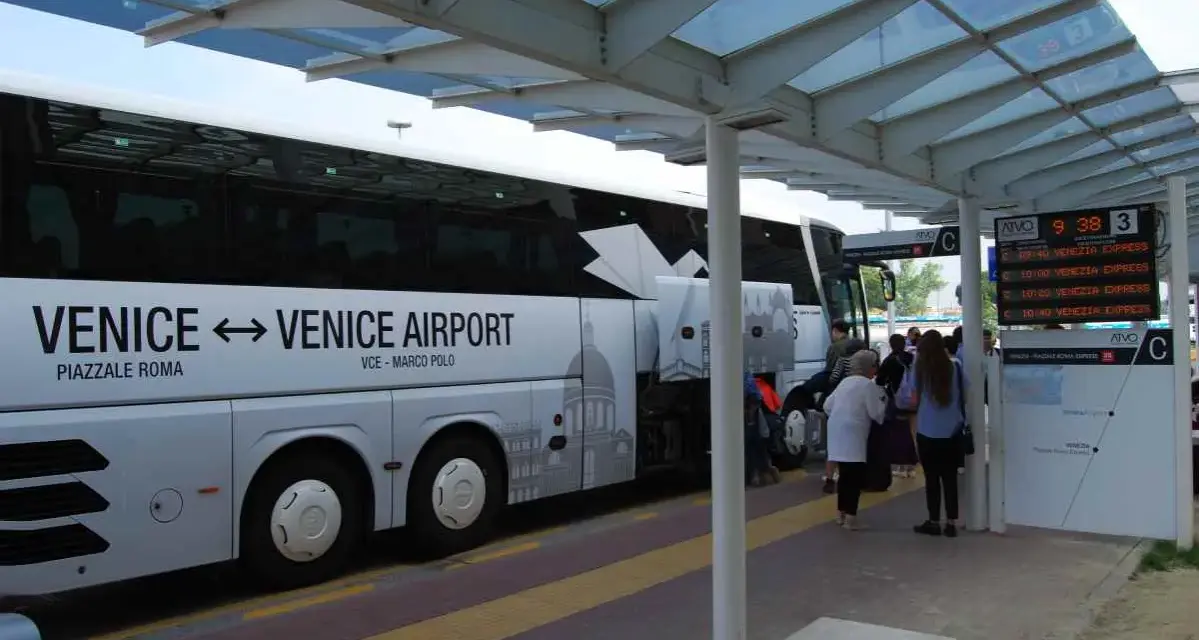 Autobus ATVO Express per l'aeroporto di Venezia. Persone in attesa alla fermata.