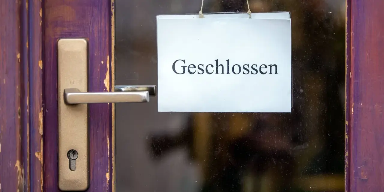 Tür mit Schild "Geschlossen". Wahrscheinlich wegen Karfreitag feiertag?
