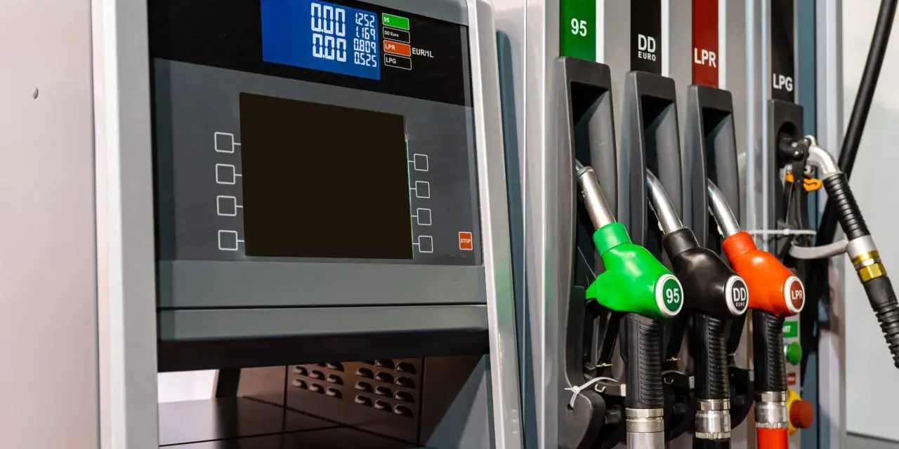 Dystrybutor paliw z wyświetlaczem DCI, oferujący 95, DD Euro, LPR i LPG. Dostępne różne rodzaje paliwa.