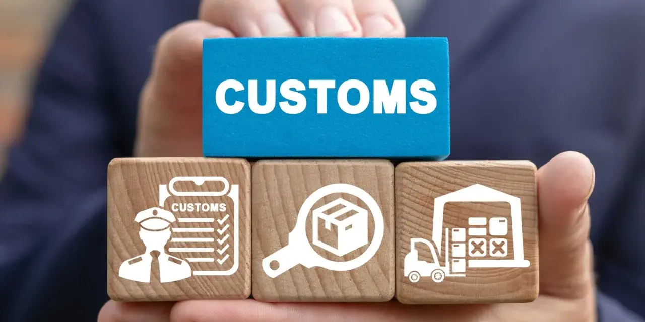 Klocki z symbolami celnymi i napisem "CUSTOMS" ilustrują proces odprawy towarów importowanych.