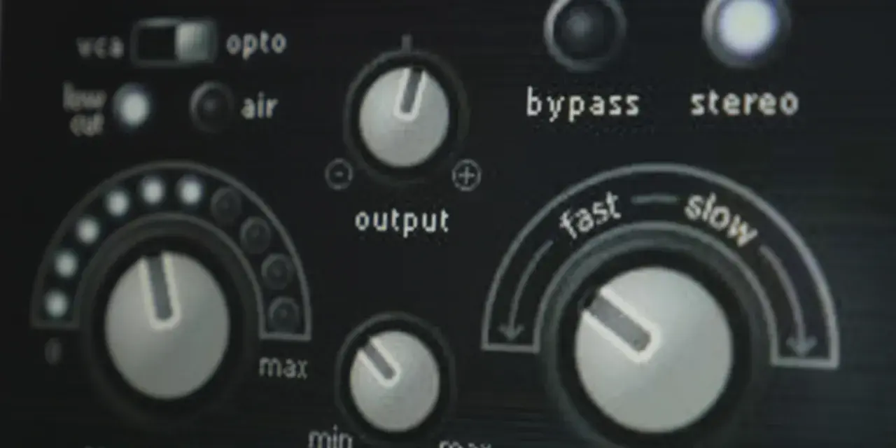 Panel urządzenia audio z pokrętłami i przełącznikami, w tym "output" i "fast/slow", sugeruje kontrolę nad dynamiką, jak w przypadku **noise gate**.