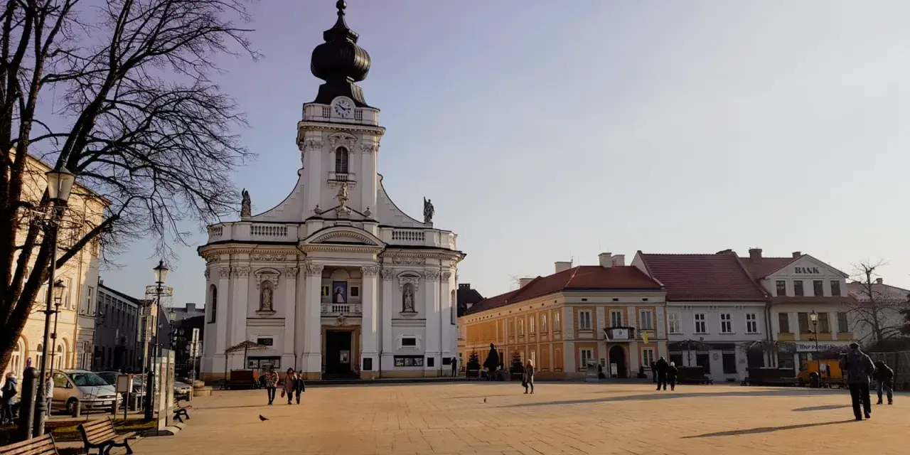Rynek w Wadowicach, gdzie warto zobaczyć Bazylikę Ofiarowania NMP i urokliwe kamieniczki.