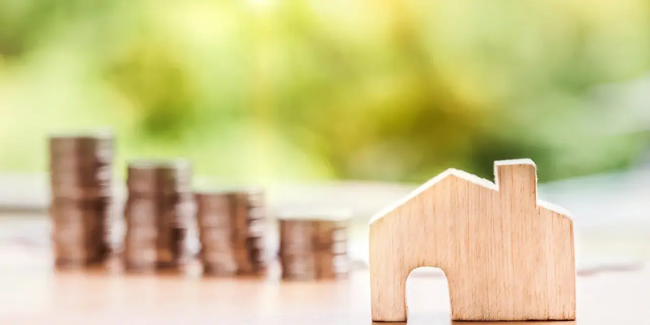 Une petite maison en bois et des piles de pièces de monnaie suggèrent un coup de pouce pour quel groupe : les investisseurs immobiliers.