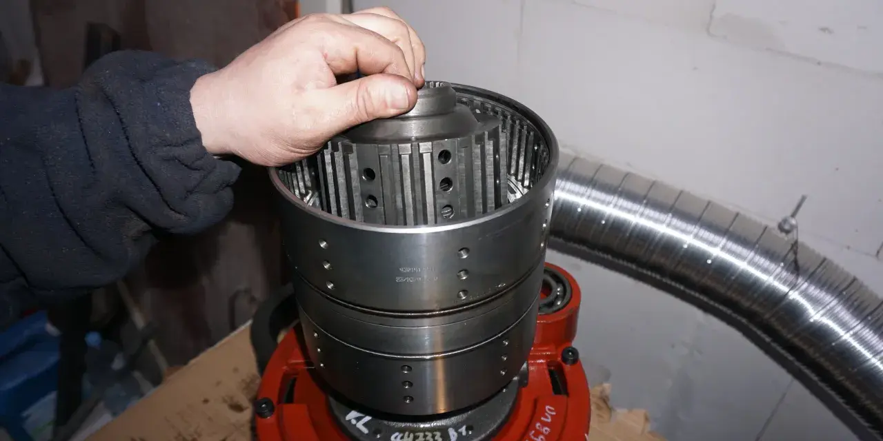 Rewers w ciągniku: Mechaniczny czy elektrohydrauliczny? Wybierz mądrze!