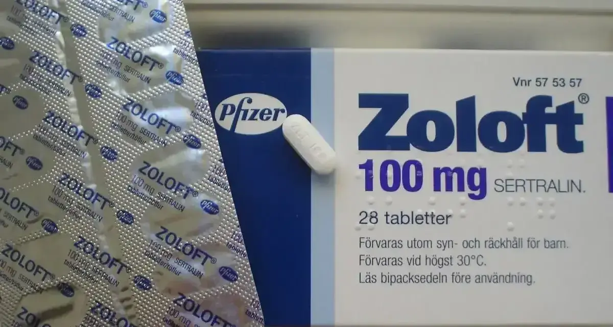 Opakowanie leku Zoloft 100 mg z sertraliną i pojedyncza tabletka. Lek ten pomaga w leczeniu depresji.