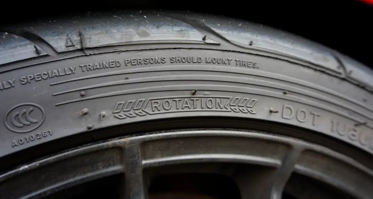 Nahaufnahme eines Reifens. Die Beschriftung "ROTATION" mit Pfeilen zeigt die Laufrichtung an.