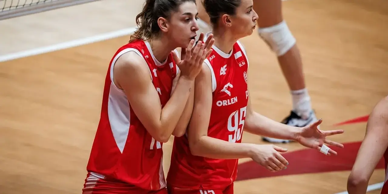Dwie siatkarki Polski w czerwonych strojach dyskutują na boisku. Emocje podczas meczu Polska-Niemcy.