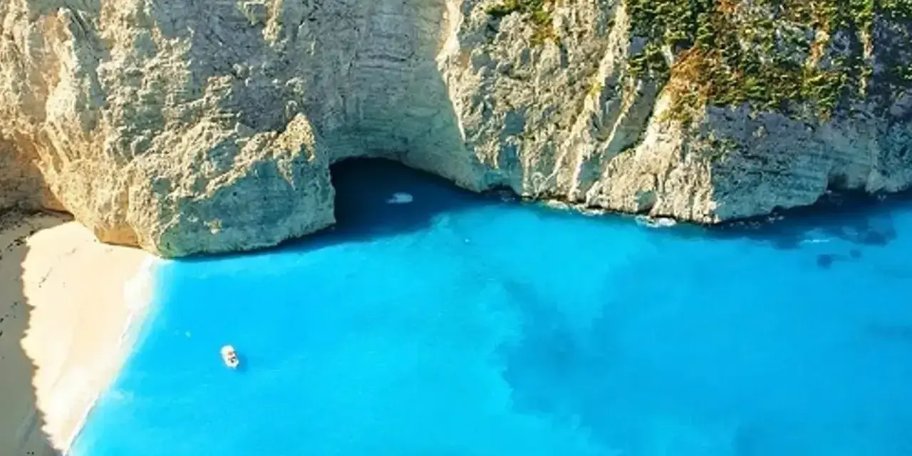 Niesamowite, turkusowe morze na Zakynthos, otoczone białymi klifami i zielenią. Widok zapiera dech w piersiach!