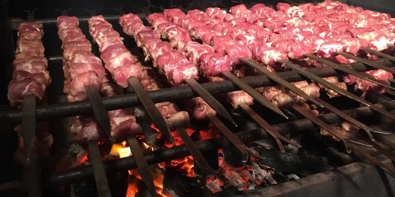 Spiedini di carne su brace ardente, pronti per la bombette pugliesi ricetta.