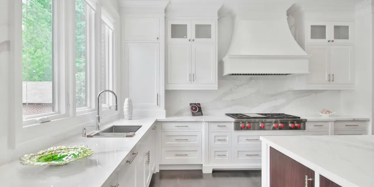 Cocina blanca moderna con encimera de mármol. La idea de pintar encimera cocina es perfecta para este espacio.