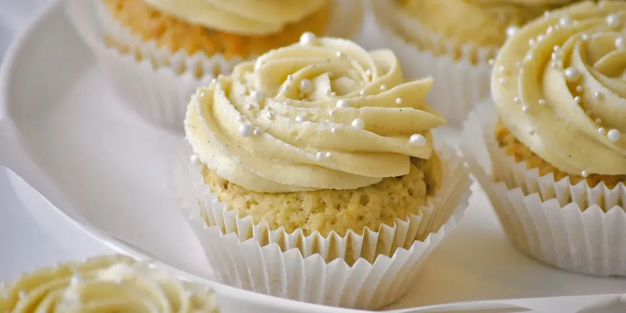 Leckeres Cupcake Rezept: Cremiges Frosting auf saftigen Küchlein, verziert mit Perlen.