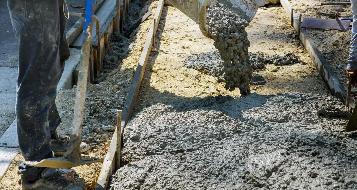 Wylewanie betonu B25 na placu budowy. Sprawdzamy beton b25 cena za m3.