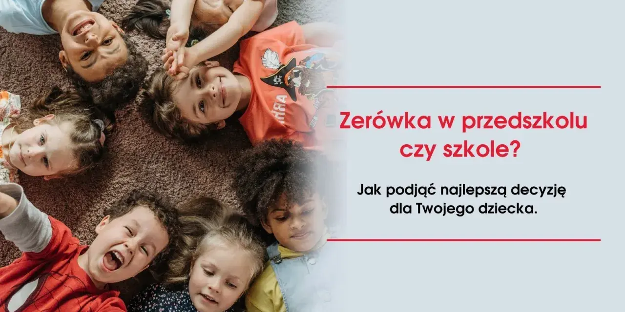 Uśmiechnięte dzieci leżą na dywanie. Czy zerówka to oddział przedszkolny? Dowiedz się, jak podjąć najlepszą decyzję dla Twojego dziecka.