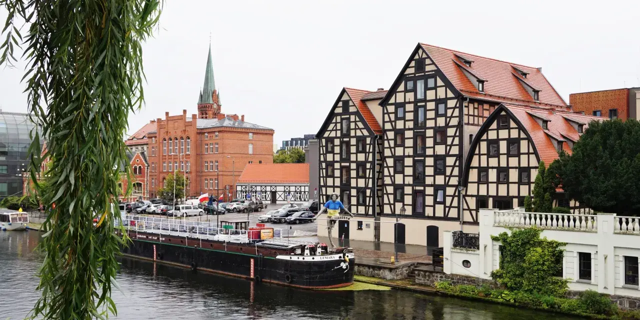 Bydgoszcz w jeden dzień: zabytkowe kamienice, rzeka i pomnik na barkach.
