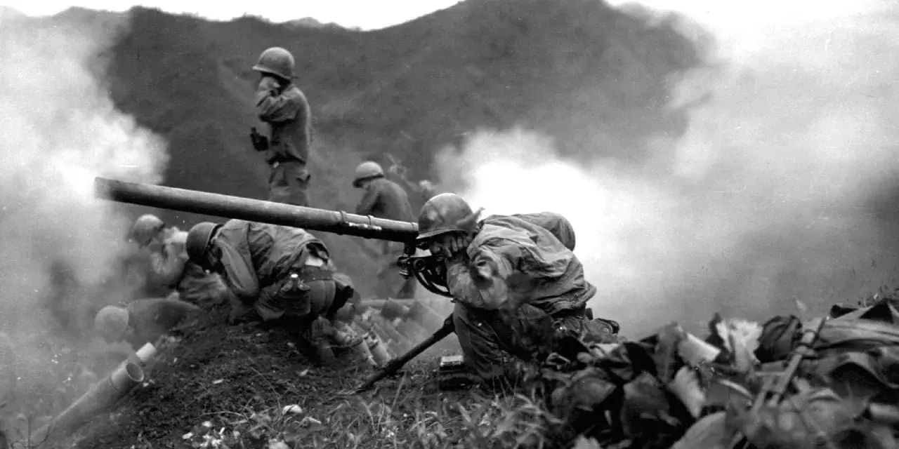 Soldados en acción, un resumen de la guerra de Corea. Humo y combate en un paisaje montañoso.