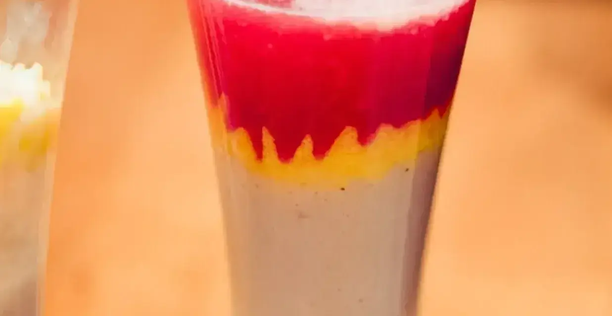 Warstwowy drink z sokiem bananowym, malinowym i żółtym musem. Idealny na orzeźwienie.