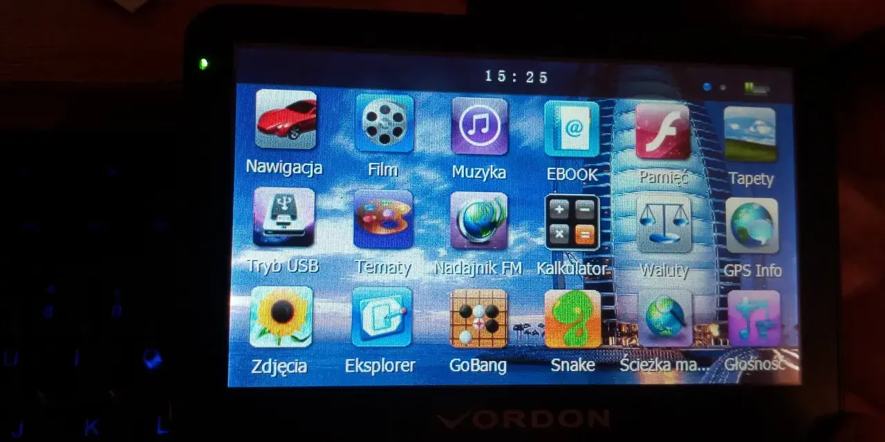Ekran nawigacji Vordon z ikonami aplikacji: nawigacja, film, muzyka, ebook, pamięć, tapety, tryb USB, tematy, nadajnik FM, kalkulator, waluty, GPS Info, zdjęcia, eksplorer, GoBang, Snake, ścieżka ma, głośność.