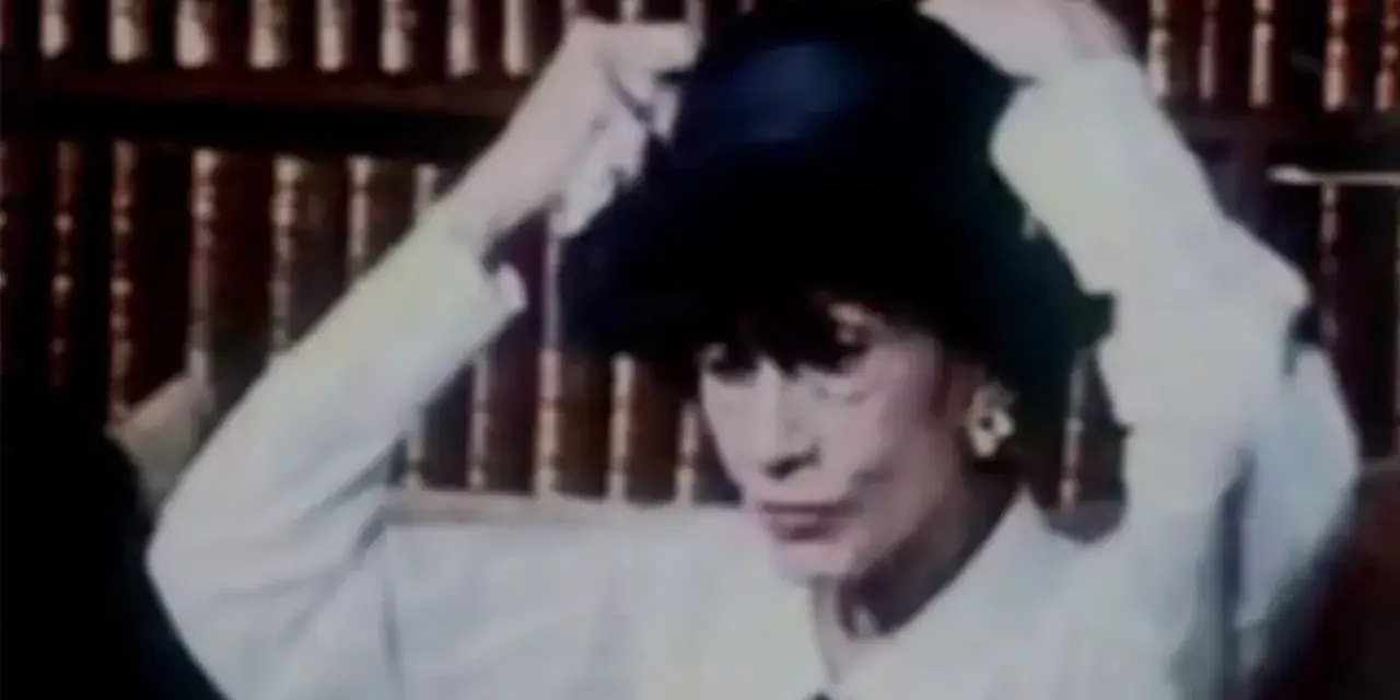 Coco Chanel, con un cappello, in un momento che precede la sua morte.