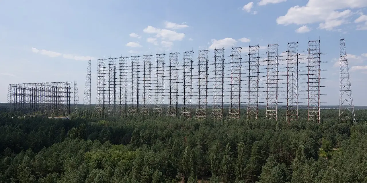 Gigantyczne anteny radarowe Duga, pozostałość po zimnej wojnie, górują nad lasem. Niezwykłe miejsce na wycieczkę do Czarnobyla.