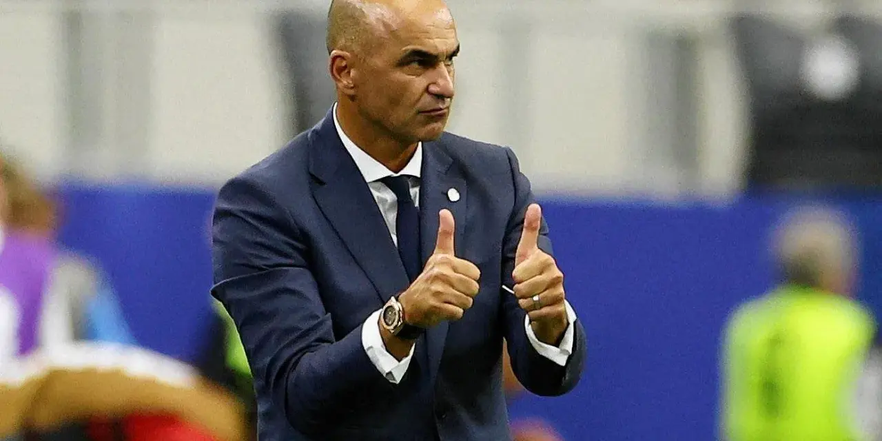 Roberto Martínez, trener Portugalii, pokazuje dwa kciuki w górę, wyrażając aprobatę.