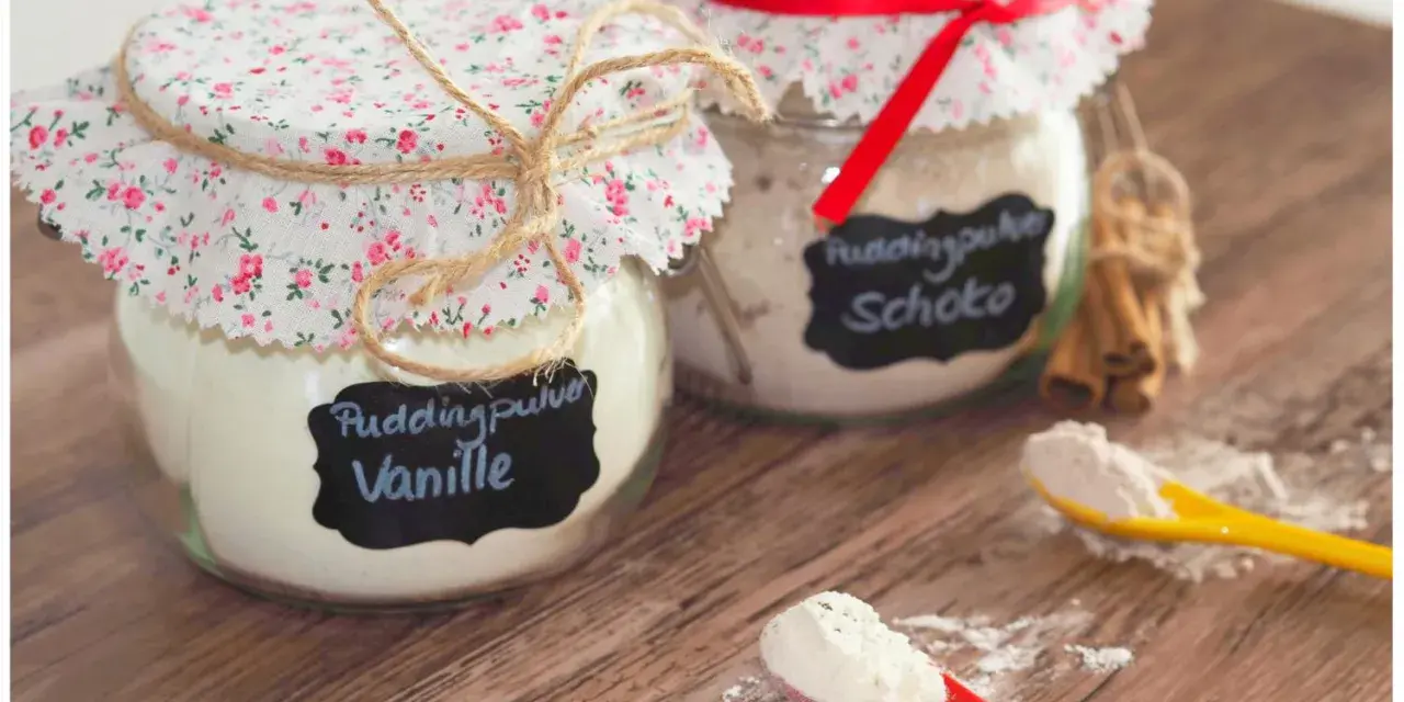 Zwei Gläser mit selbstgemachtem Vanillepuddingpulver und Schokopulver, liebevoll verziert. Perfekt zum vanillepuddingpulver selber machen.