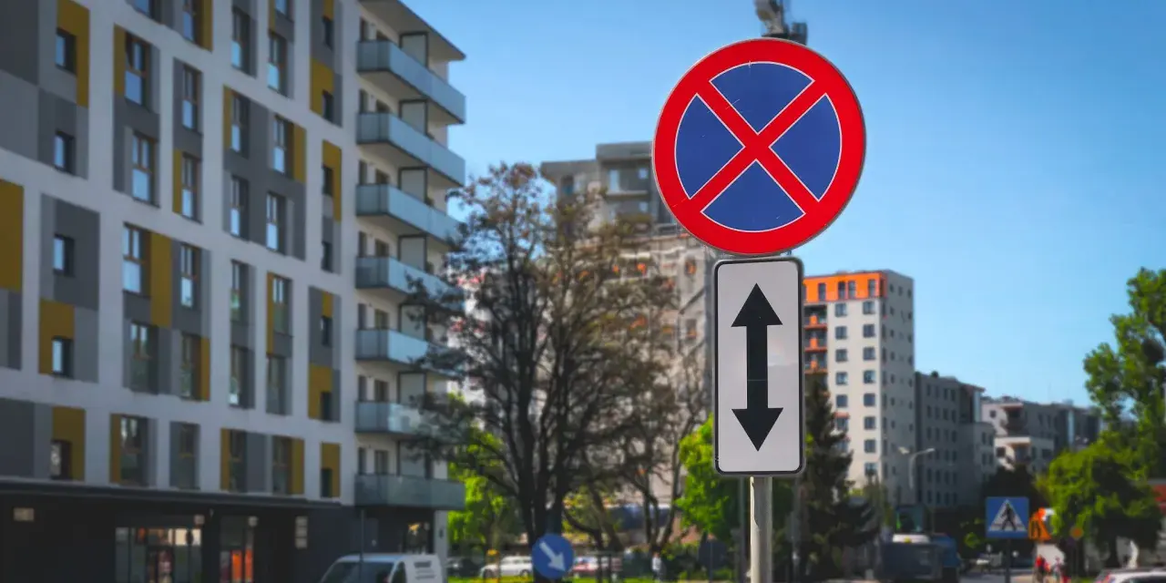 Czy zakaz parkowania dotyczy chodnika? Sprawdź, zanim zaparkujesz