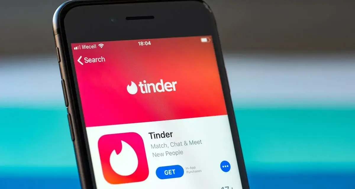 Aplikacja Tinder na ekranie smartfona. Szukasz swojego idealnego match tinder?