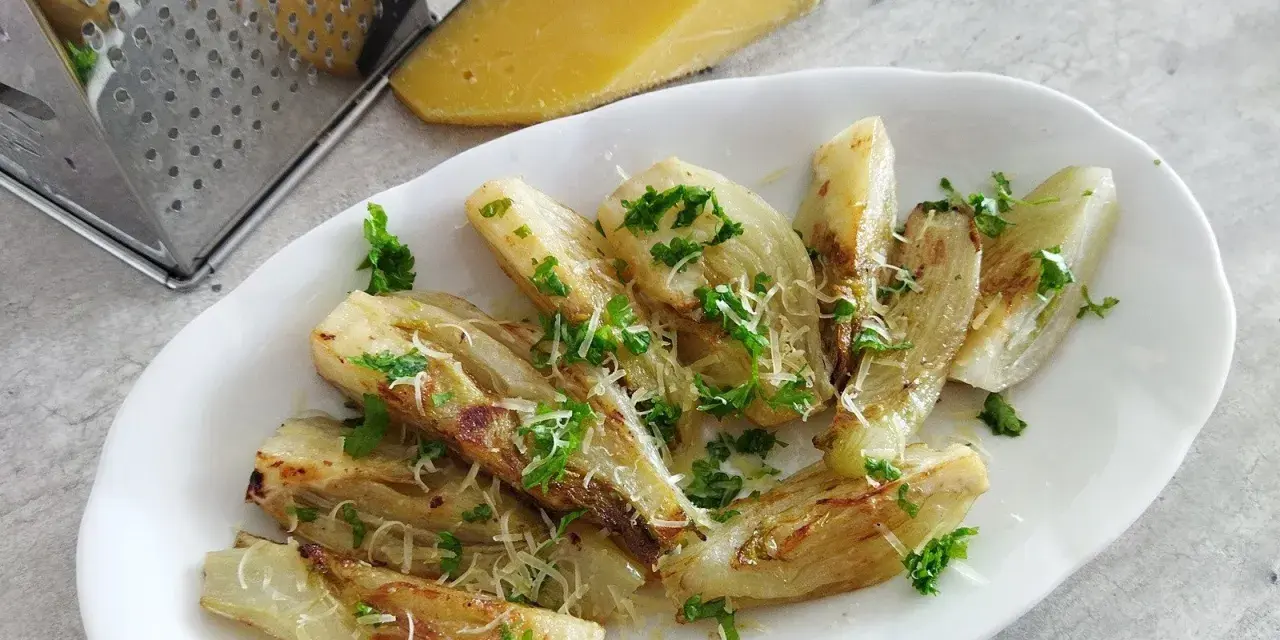 Pieczony koper włoski jak jeść? Podany z parmezanem i natką pietruszki, idealny jako dodatek.