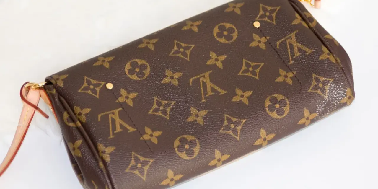 Elegancka, mała torebka Louis Vuitton z monogramem. Idealna na wieczorne wyjścia.