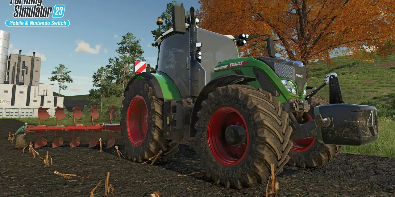 Zielony traktor Fendt z pługiem na polu jesienią, z logo Farming Simulator 23.