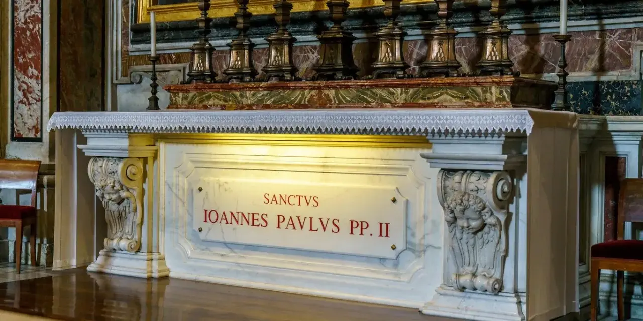 Ołtarz z napisem "Sanctus Ioannes Pavlvs PP. II", upamiętniający grób Jana Pawła II.